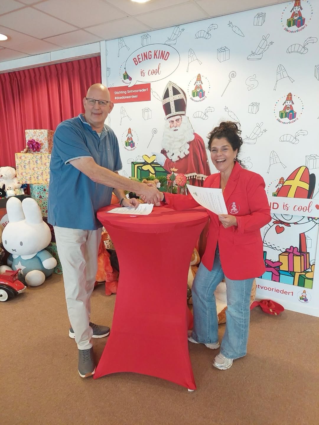 Jacco van den Essenburg en Esther Blom bij de ondertekening van de samenwerkingsovereenkomst